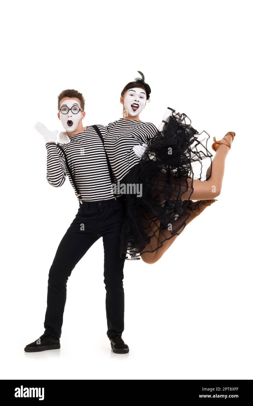 Smiling mimes en chemises à rayures. L'homme et de la femme habillée en tant qu'acteurs de la pantomime theatre isolé sur fond blanc Banque D'Images