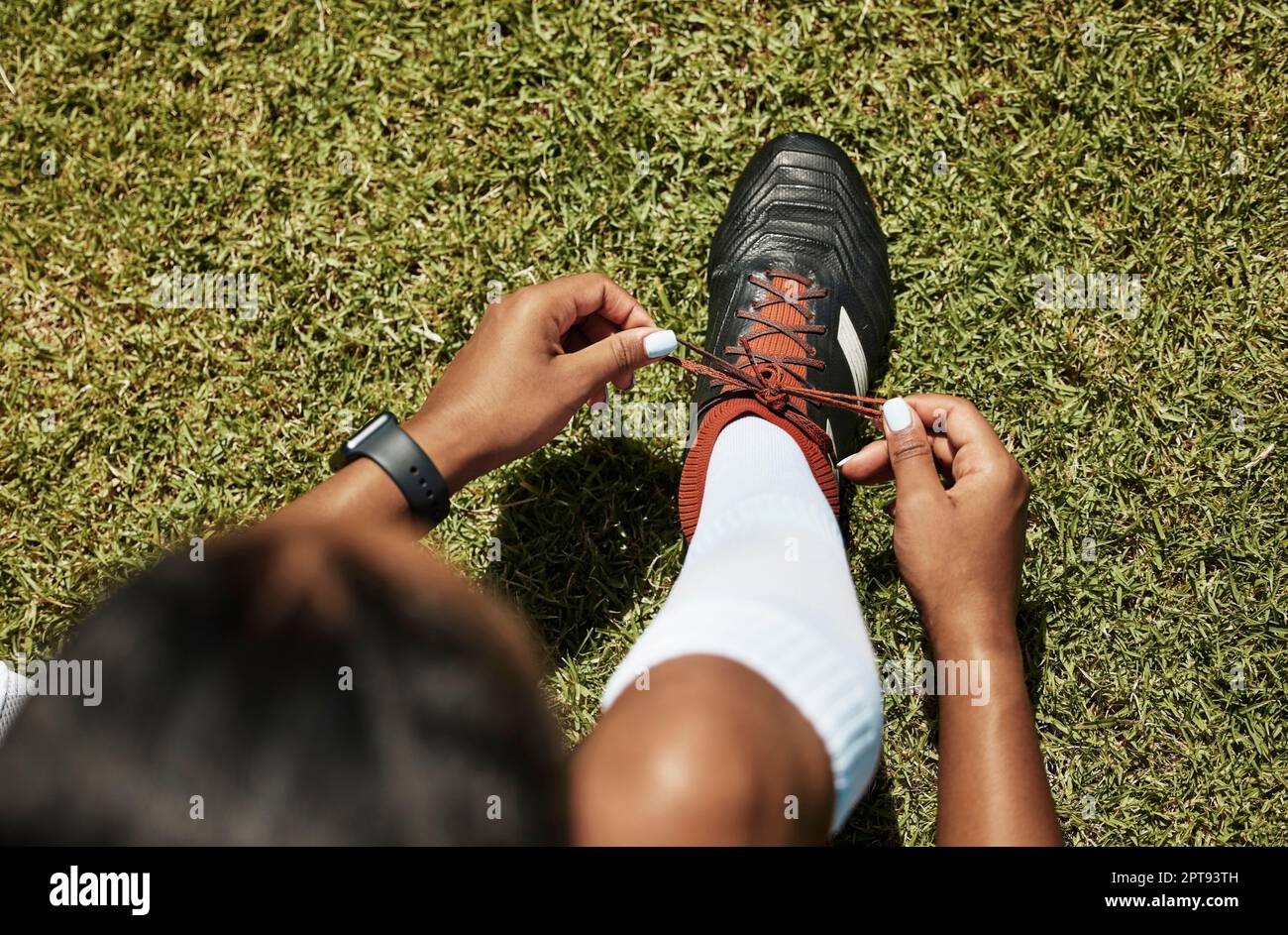 Chaussures cravate, sport et football femme noire athlète sur l'herbe verte  prêt pour l'exercice et l'entraînement. Fitness, entraînement et jeu d'un  joueur en bonne santé Photo Stock - Alamy
