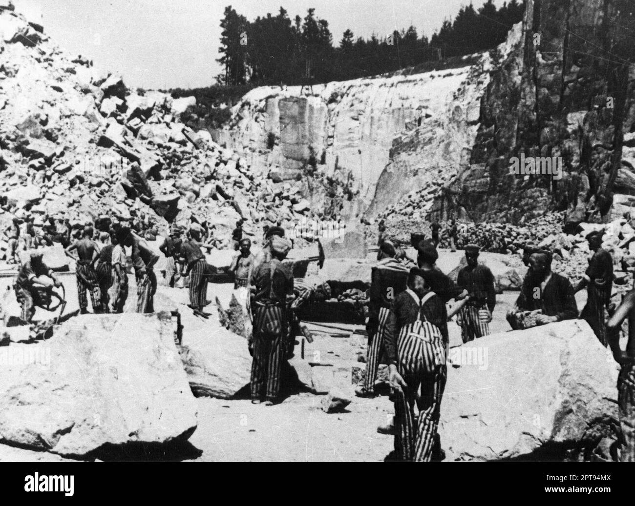 Prisonniers en travaux forcés coupant des pierres dans la carrière de Wiener Graben au camp de concentration de Mauthausen. Banque D'Images