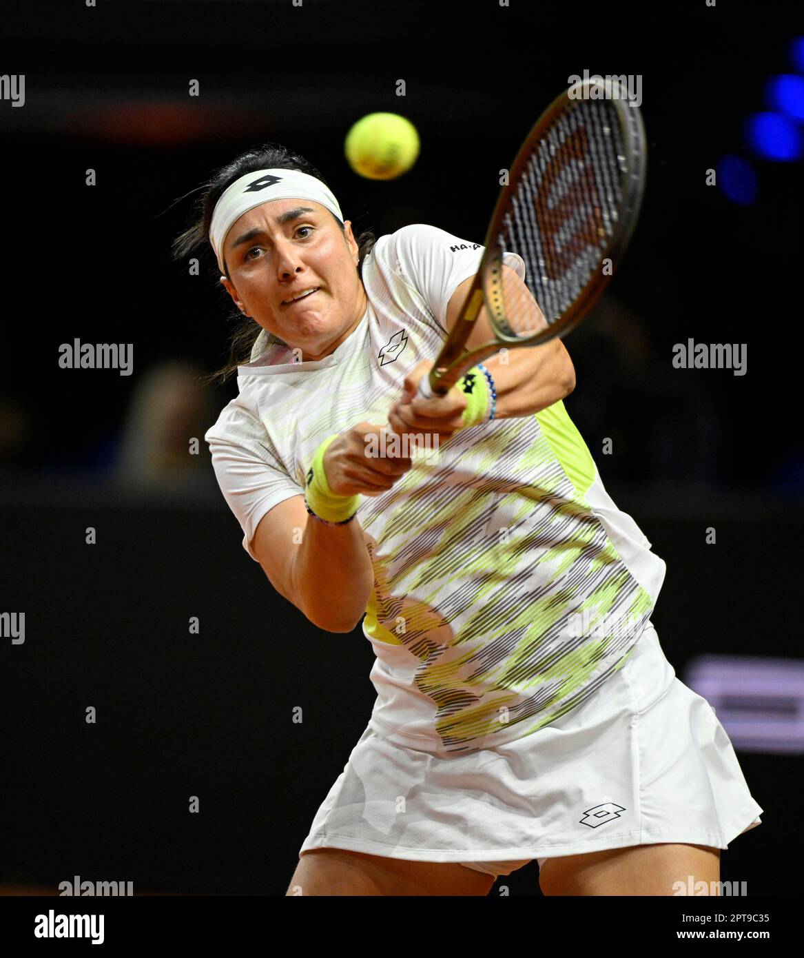 Ons Jabeur (TUN) action, Grand Prix de tennis Porsche, Porsche Arena, Stuttgart, Bade-Wurtemberg, Allemagne Banque D'Images