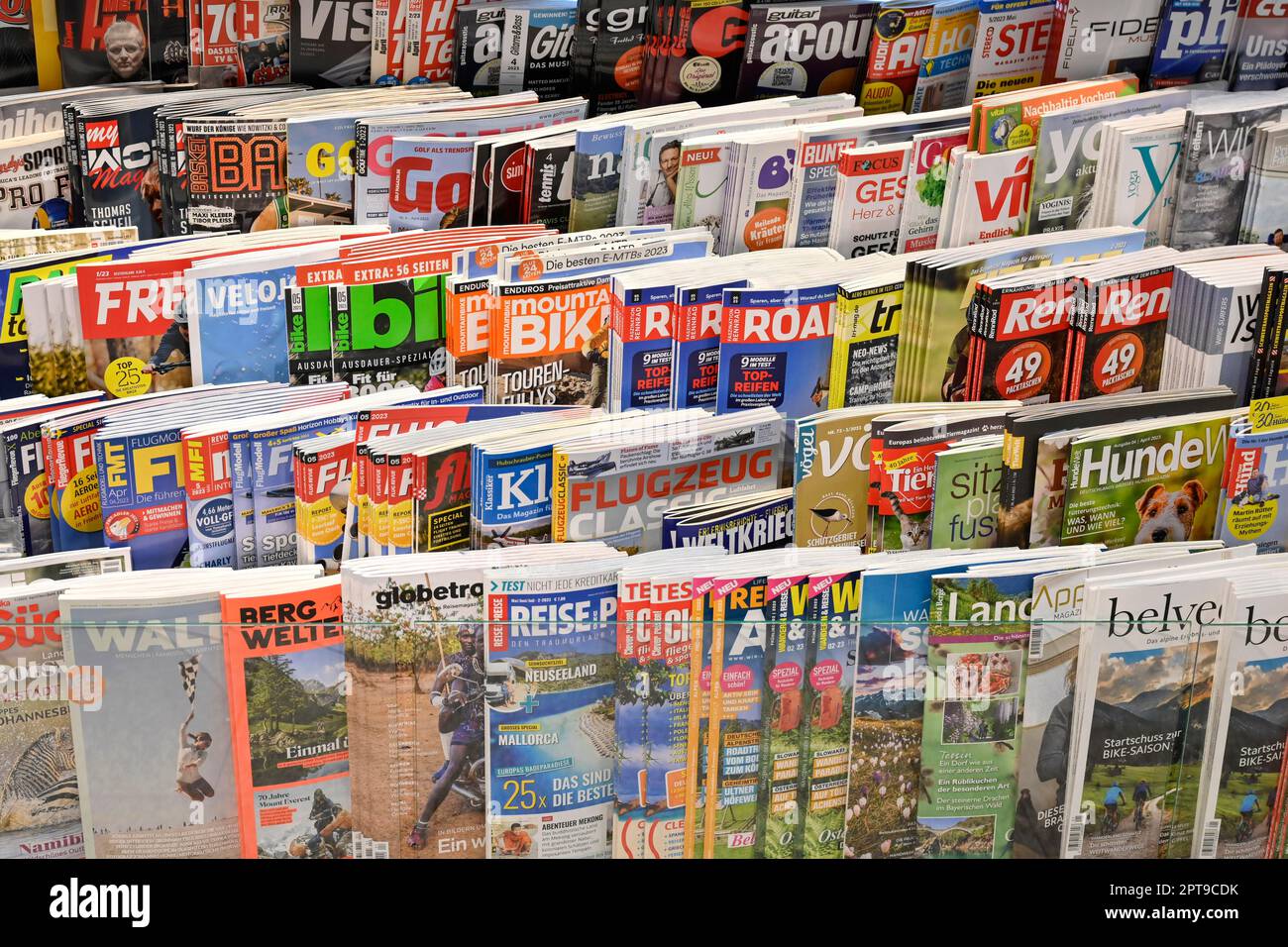 Rayons de vente magazines Sport et Voyage Banque D'Images