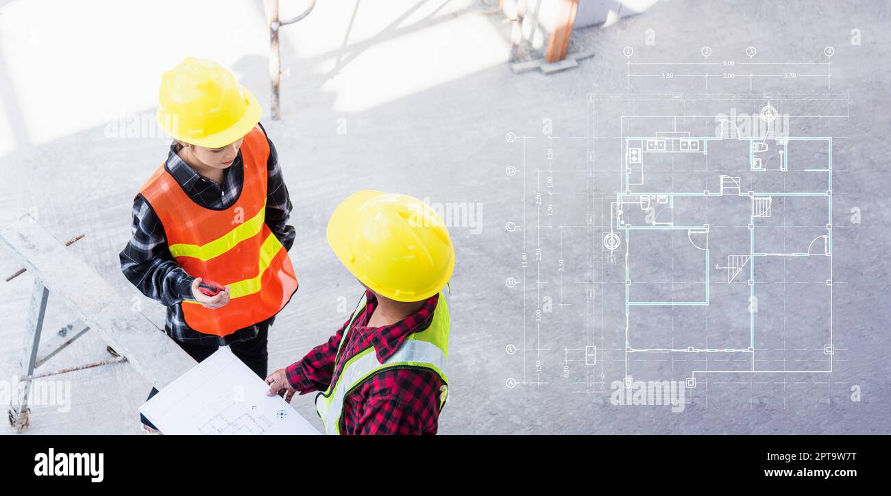 L'architecte et le client discutent de l'aide à la création d'un plan avec le plan du bâtiment au plancher du chantier de construction.Homme de travail de contremaître d'ingénieur asiatique et woma Banque D'Images