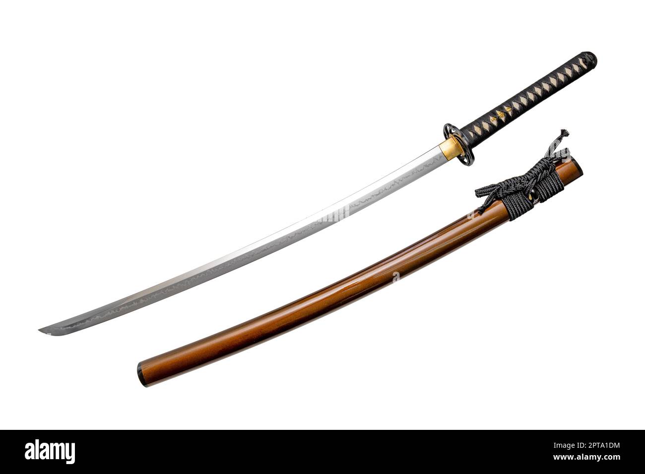 Épée japonaise avec cordon noir, raccord en acier et fourreau doré brillant sur fond blanc. Mise au point sélective. Banque D'Images