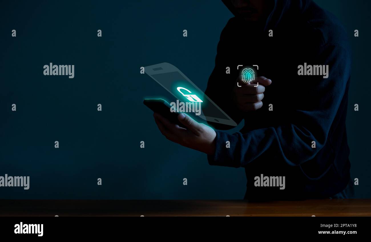 Les pirates informatiques espionne les téléphones portables. Concept de système de sécurité de l'information dans les réseaux Internet et l'espionnage de l'information. Banque D'Images