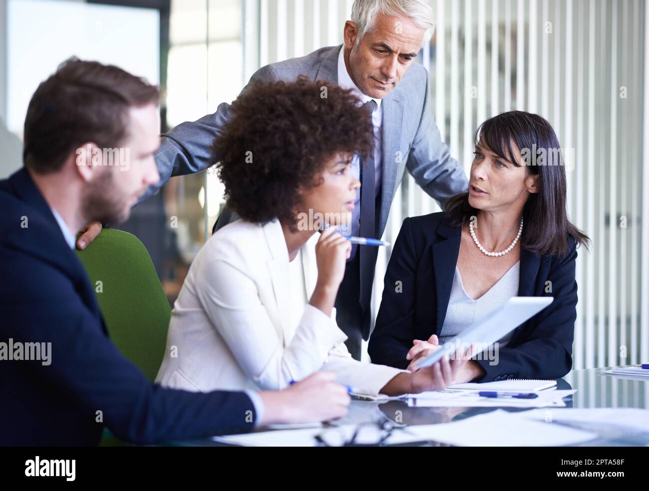 Travailler en équipe. Un groupe de collègues d'affaires se réunit