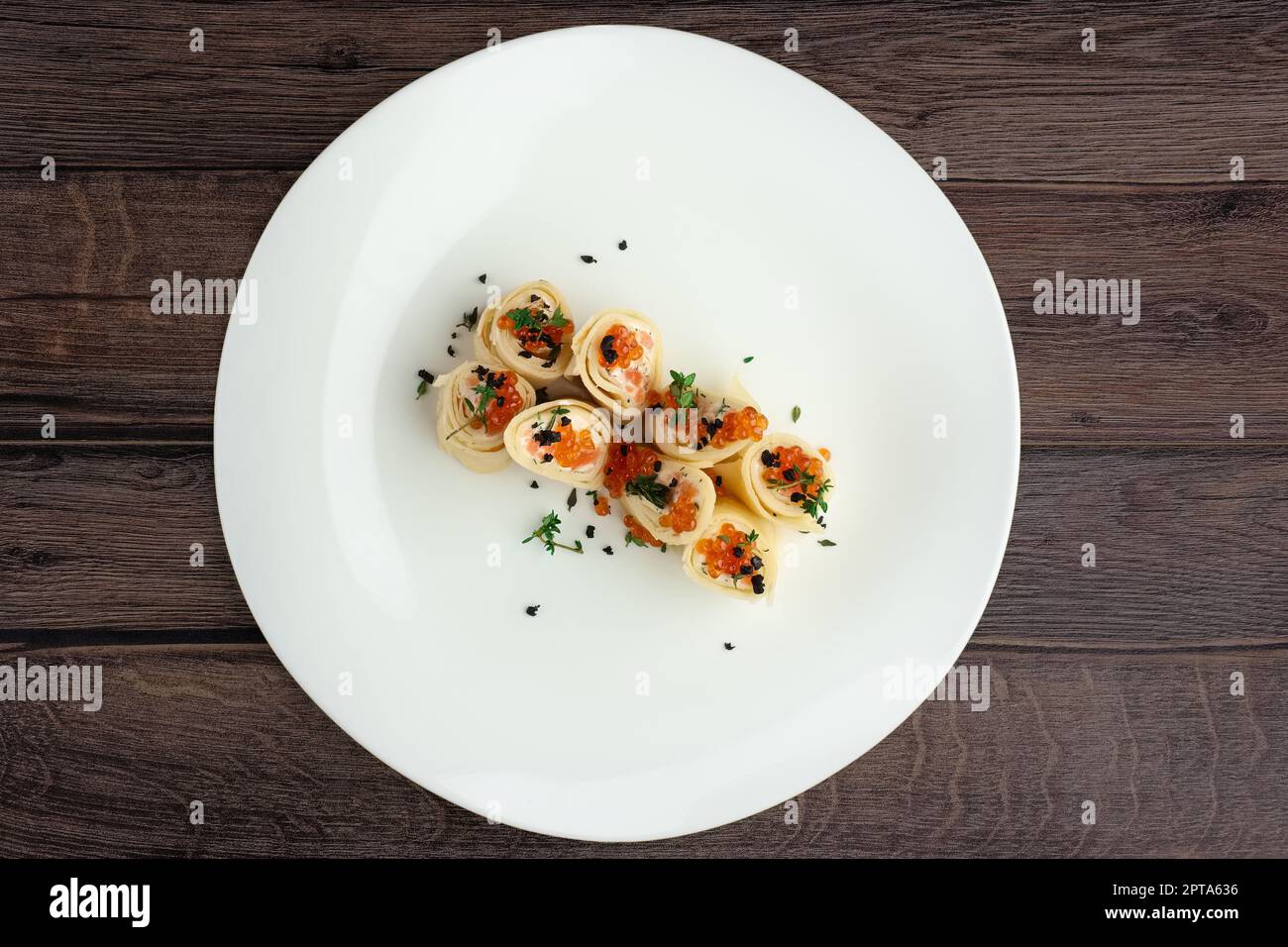 Vue de dessus de crêpes avec du saumon et du caviar sur big white plate Banque D'Images