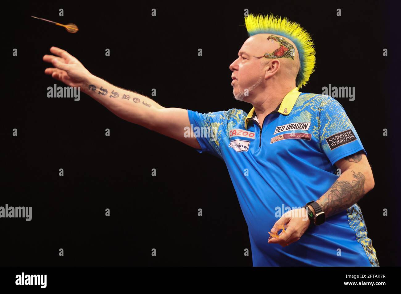 First Direct Arena Leeds, West Yorkshire, Royaume-Uni. 27th avril 2023. Peter Wright lors de son match contre Michael van Gerwen lors de la première nuit de 2023 de la Ligue de Cazoo Darts Night 13, au First Direct Arena de Leeds. Crédit : Touchlinepics/Alamy Live News Banque D'Images