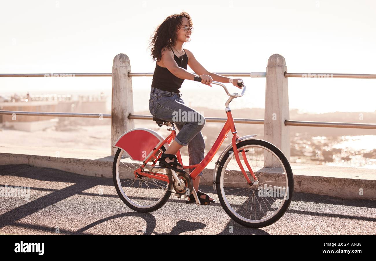 Sur la promenade, une jeune femme qui fait du vélo sur la promenade Photo  Stock - Alamy