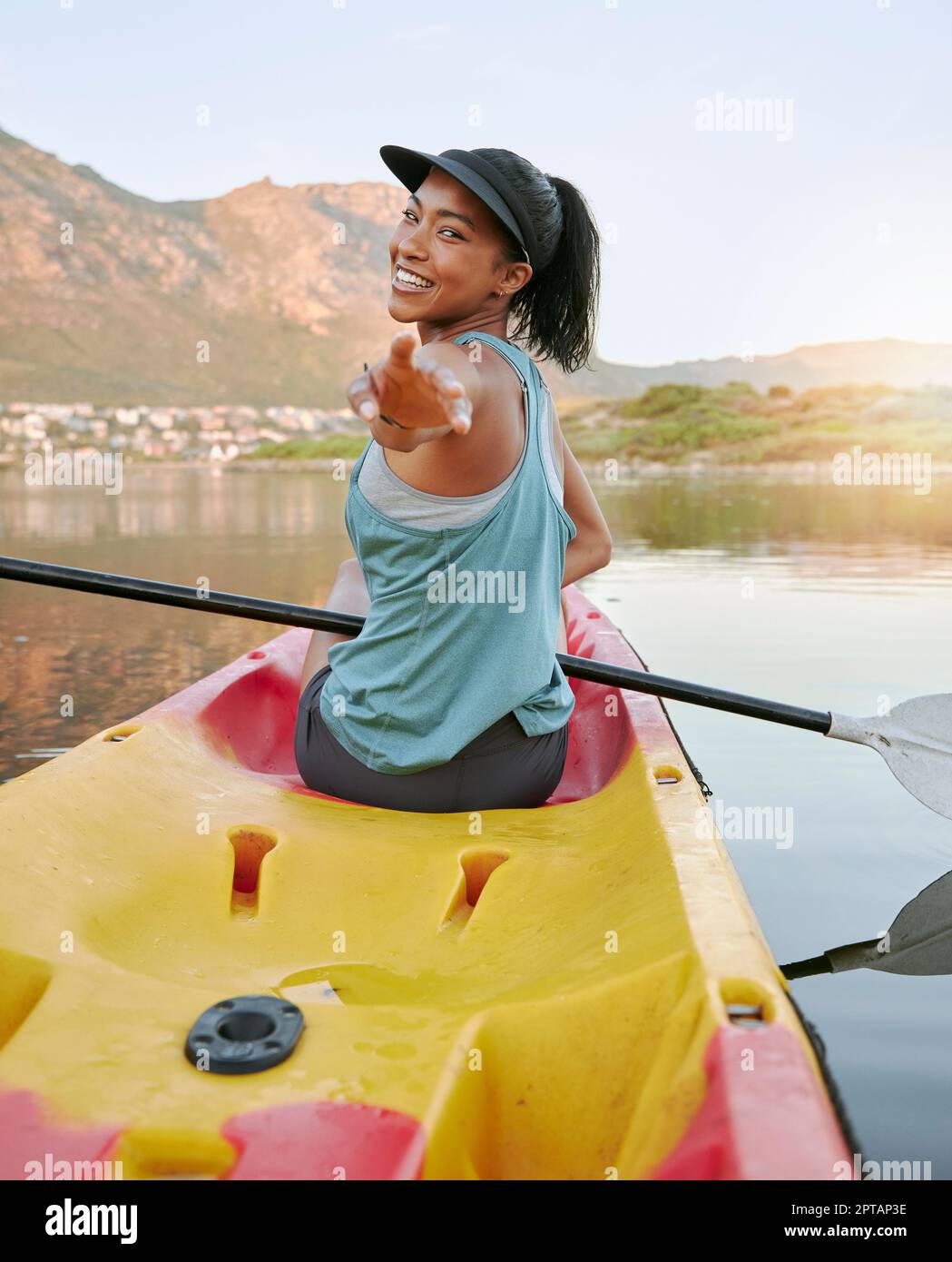 Kayak, sourire et portrait d'une femme heureuse sur un lac pendant une  aventure d'été, des vacances ou des vacances. Voyage, liberté et fille du  Mexique sur un paddle Photo Stock - Alamy