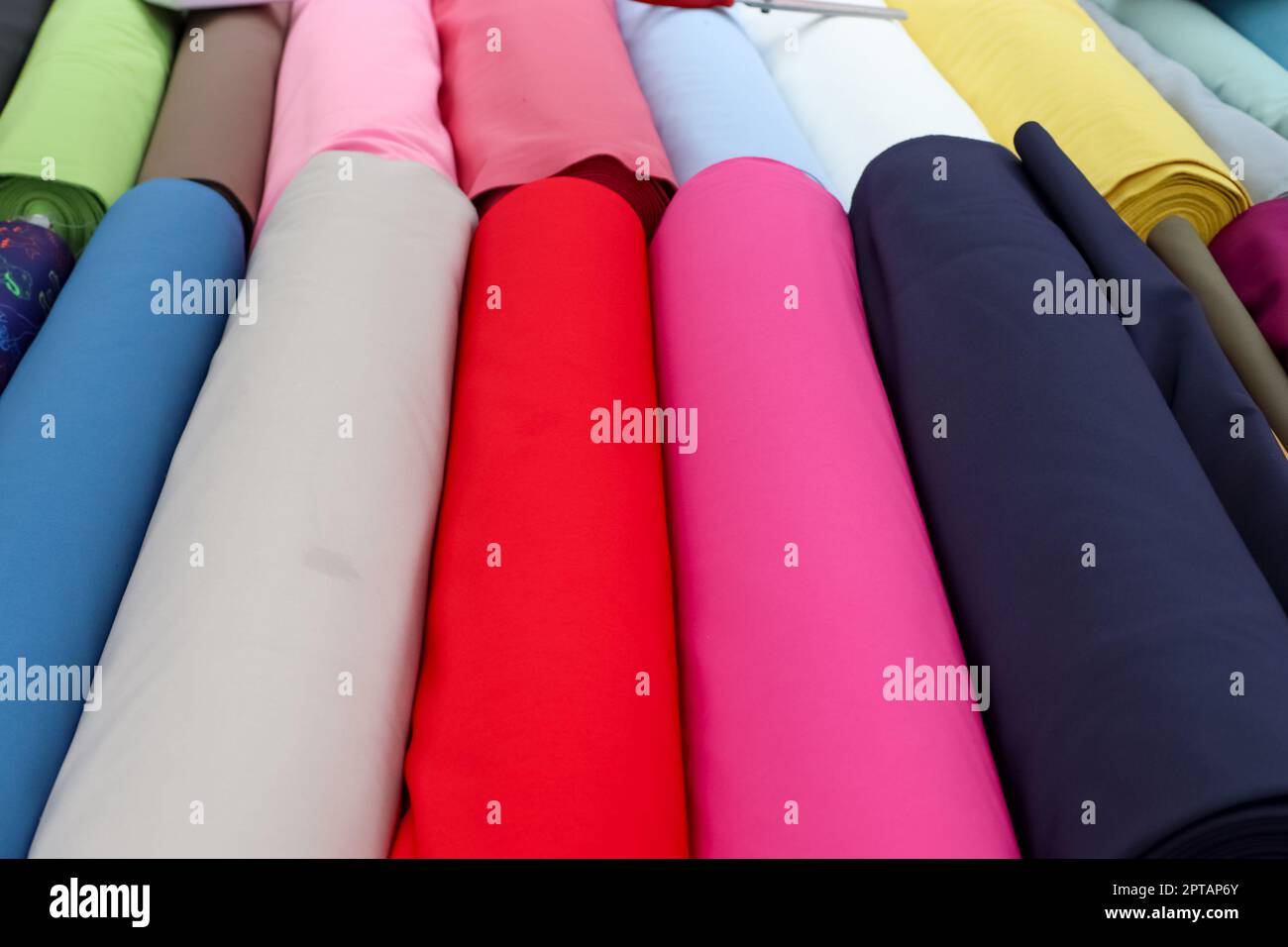 Vue détaillée en gros plan sur des échantillons de tissus et de tissus de différentes couleurs trouvés sur un marché de tissus. Banque D'Images