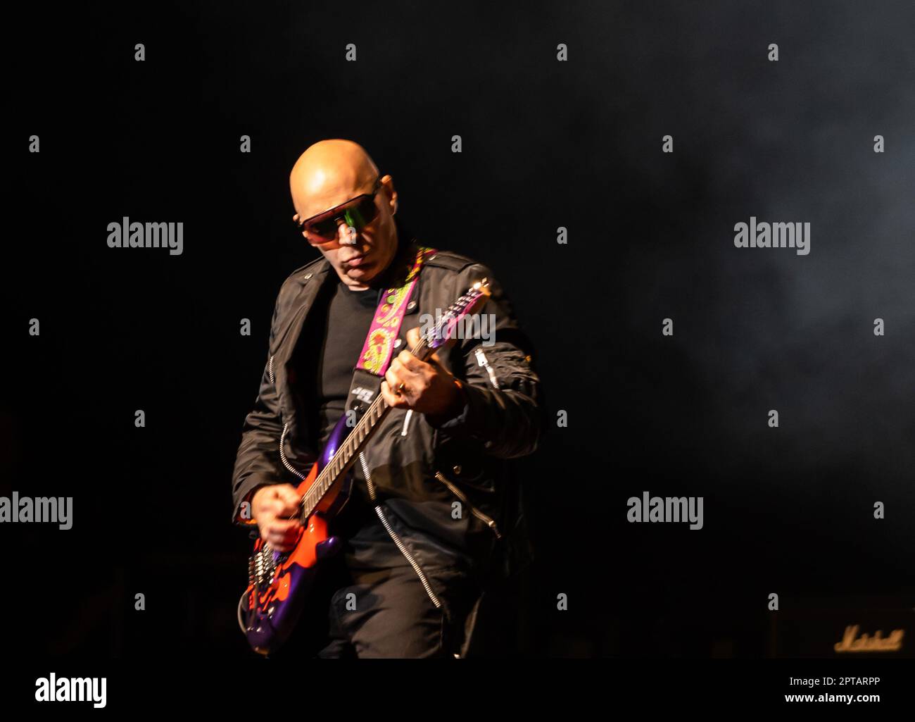 26 avril 2023, Naples, Naples, Italie: Joe Satriani au théâtre Augusteo de Naples (Italie) 2 heures de concert avec son groupe, Kenny Aronoffs (batterie), Bryan BellerÂ (basse), et Rai ThistlethwayteÂ (claviers)..Joe Satriani est l'une des figures les plus prestigieuses dans l'histoire de la musique rock, un véritable pionnier, En plus d'un exemple de style pour tous ceux qui ont été inspirés par lui, Satriani est l'un des musiciens les plus acclamés dans le monde, guitariste américain, compositeur, auteur-compositeur, multiple Grammy Award nominé, originaire de l'âge d'or des guitaristes, le 80s..Born à long Island Banque D'Images