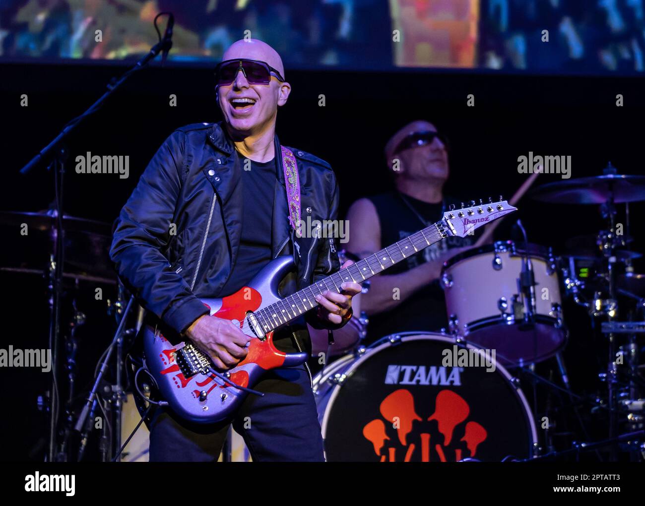 26 avril 2023, Naples, Naples, Italie: Joe Satriani au théâtre Augusteo de Naples (Italie) 2 heures de concert avec son groupe, Kenny Aronoffs (batterie), Bryan BellerÂ (basse), et Rai ThistlethwayteÂ (claviers)..Joe Satriani est l'une des figures les plus prestigieuses dans l'histoire de la musique rock, un véritable pionnier, En plus d'un exemple de style pour tous ceux qui ont été inspirés par lui, Satriani est l'un des musiciens les plus acclamés dans le monde, guitariste américain, compositeur, auteur-compositeur, multiple Grammy Award nominé, originaire de l'âge d'or des guitaristes, le 80s..Born à long Island Banque D'Images