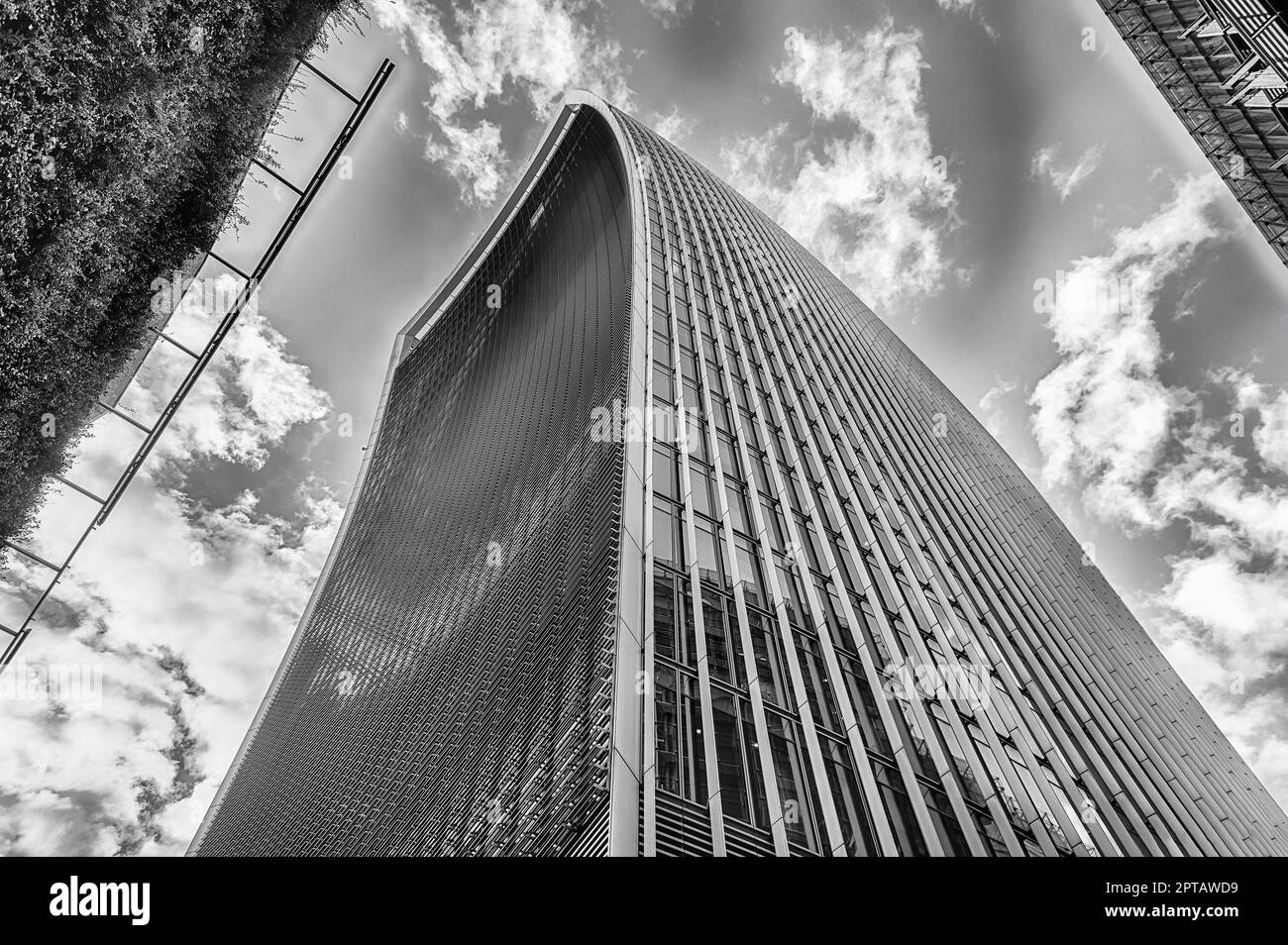 LONDRES - 13 AVRIL 2022 : le bâtiment 20 Fenchurch Street aka Walkie Talkie à Londres, Angleterre, Royaume-Uni. Le gratte-ciel est le cinquième plus grand bâtiment du TH Banque D'Images