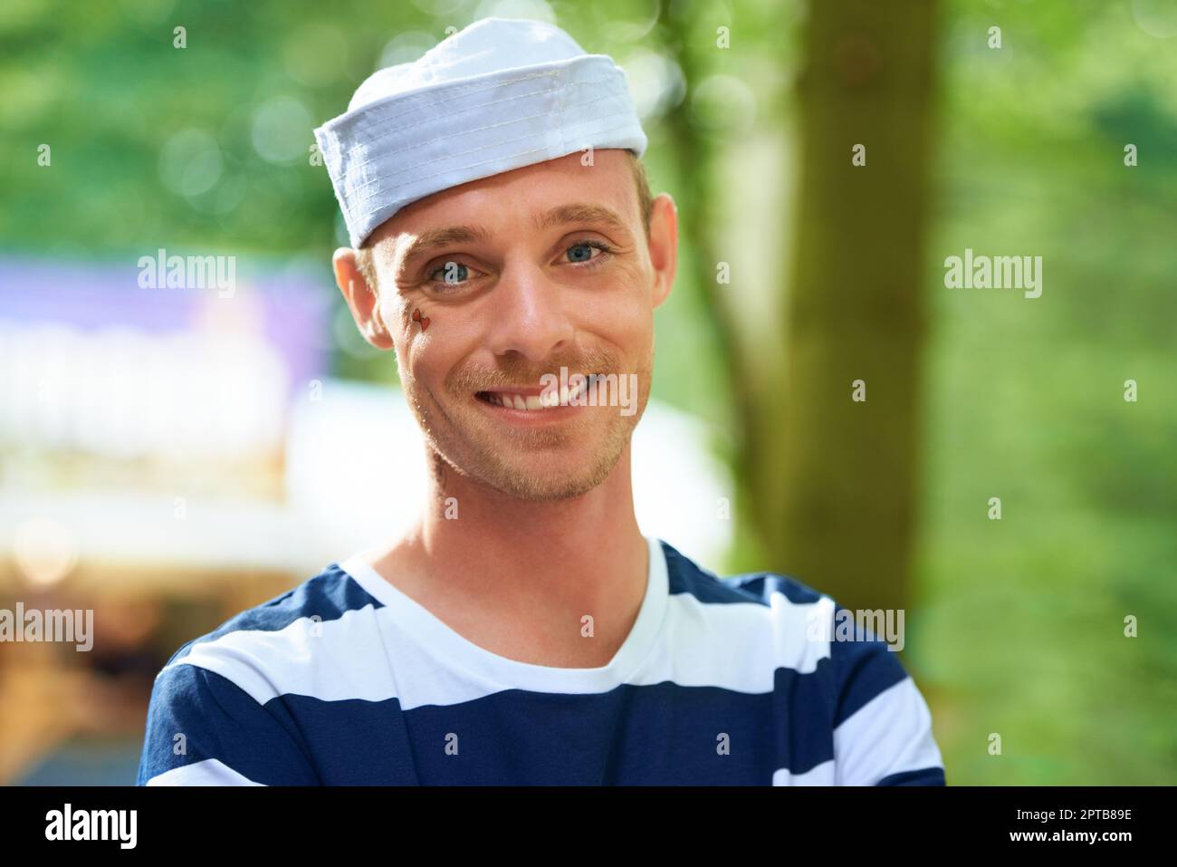 Ahoy, Sailor. Portrait d'un homme beau dans une tenue de marin lors d'un festival de musique Banque D'Images