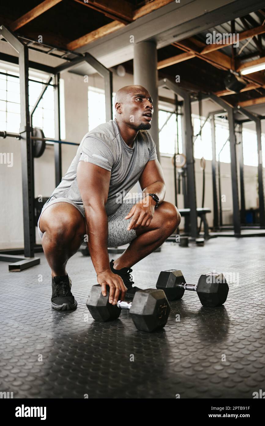 Poids, fitness et entraînement d'homme noir dans la salle de gym pour la  motivation, la santé du corps et le but sportif. Athlète africain fatigué  et de la pensée de bodybuilder avant