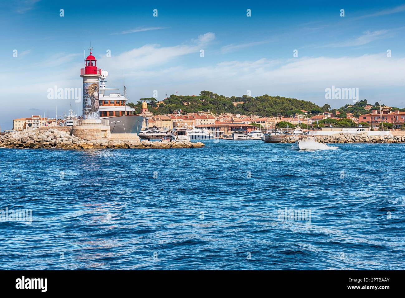 SAINT-TROPEZ, FRANCE - 16 AOÛT : phare emblématique du port de Saint-Tropez, Côte d'Azur, France, 16 août 2019. L'écrit indique « no nee Banque D'Images