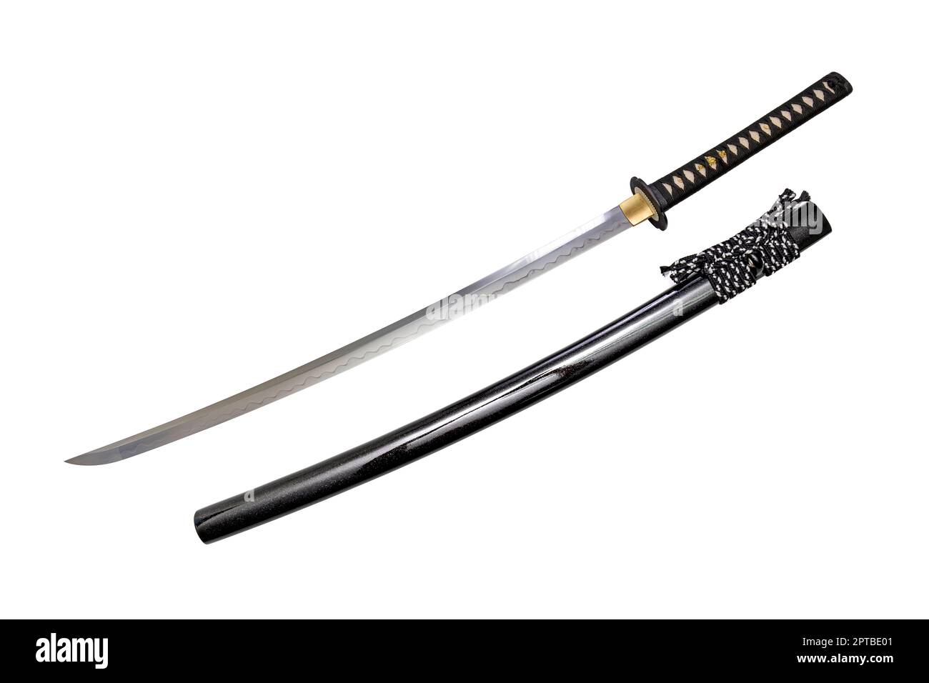 Raccord en acier au sabre japonais et cordon en soie noire avec fourreau noir brillant isolé sur fond blanc. Mise au point sélective. Banque D'Images