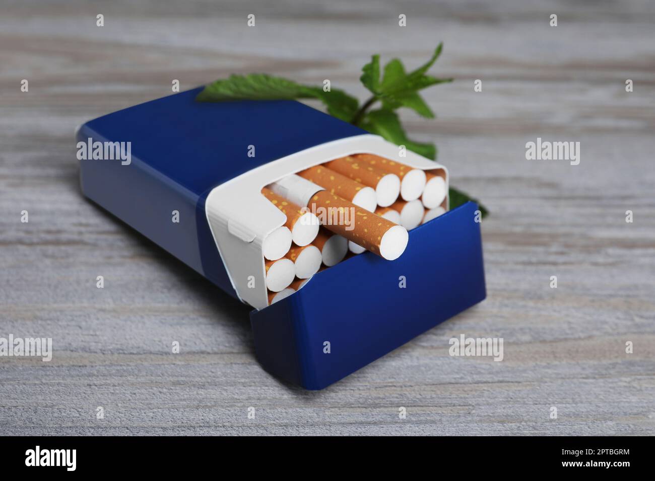 Paquet de cigarettes de menthol et de menthe sur table en bois clair, gros plan Banque D'Images