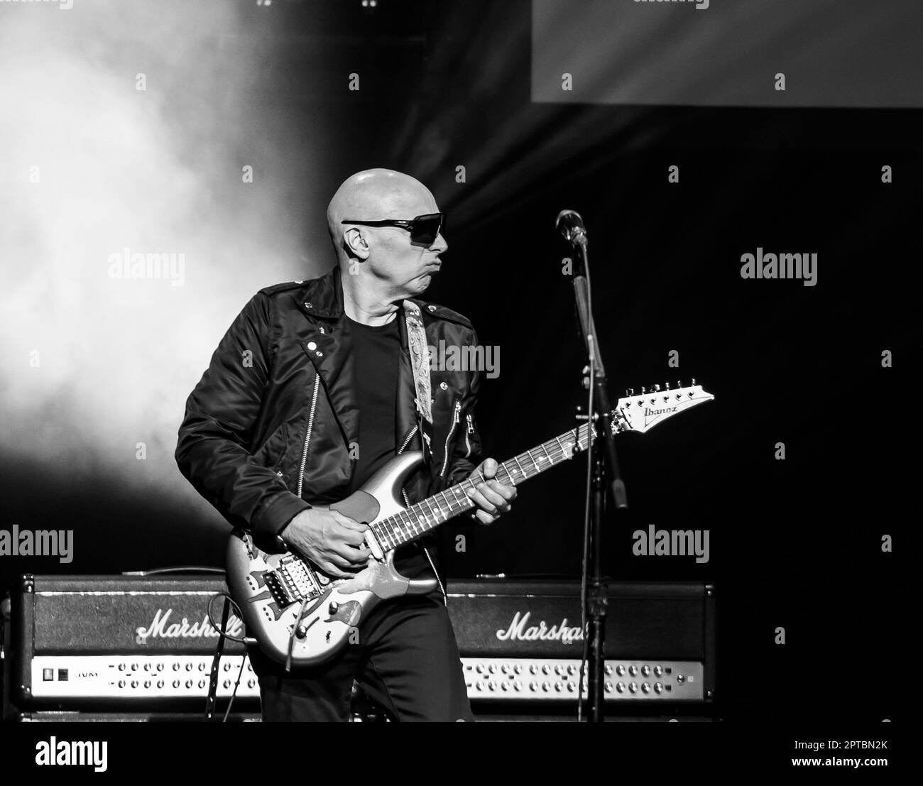 26 avril 2023, Naples, Naples, Italie: Joe Satriani au théâtre Augusteo de Naples (Italie) 2 heures de concert avec son groupe, Kenny Aronoffs (batterie), Bryan BellerÂ (basse), et Rai ThistlethwayteÂ (claviers)..Joe Satriani est l'une des figures les plus prestigieuses dans l'histoire de la musique rock, un véritable pionnier, En plus d'un exemple de style pour tous ceux qui ont été inspirés par lui, Satriani est l'un des musiciens les plus acclamés dans le monde, guitariste américain, compositeur, auteur-compositeur, multiple Grammy Award nominé, originaire de l'âge d'or des guitaristes, le 80s..Born à long Island Banque D'Images