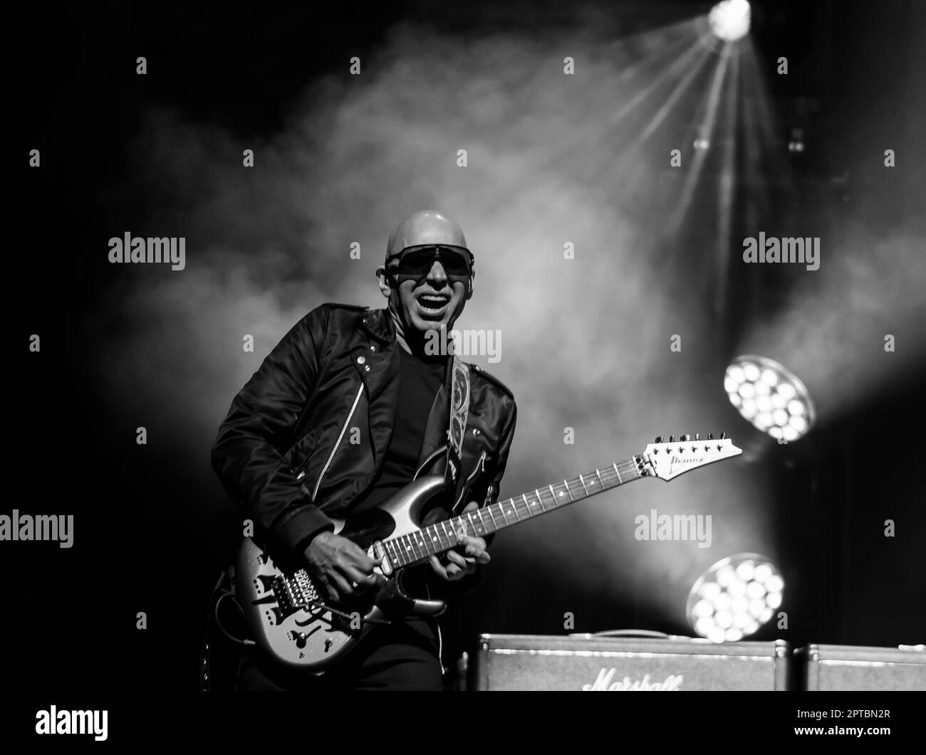 26 avril 2023, Naples, Naples, Italie: Joe Satriani au théâtre Augusteo de Naples (Italie) 2 heures de concert avec son groupe, Kenny Aronoffs (batterie), Bryan BellerÂ (basse), et Rai ThistlethwayteÂ (claviers)..Joe Satriani est l'une des figures les plus prestigieuses dans l'histoire de la musique rock, un véritable pionnier, En plus d'un exemple de style pour tous ceux qui ont été inspirés par lui, Satriani est l'un des musiciens les plus acclamés dans le monde, guitariste américain, compositeur, auteur-compositeur, multiple Grammy Award nominé, originaire de l'âge d'or des guitaristes, le 80s..Born à long Island Banque D'Images
