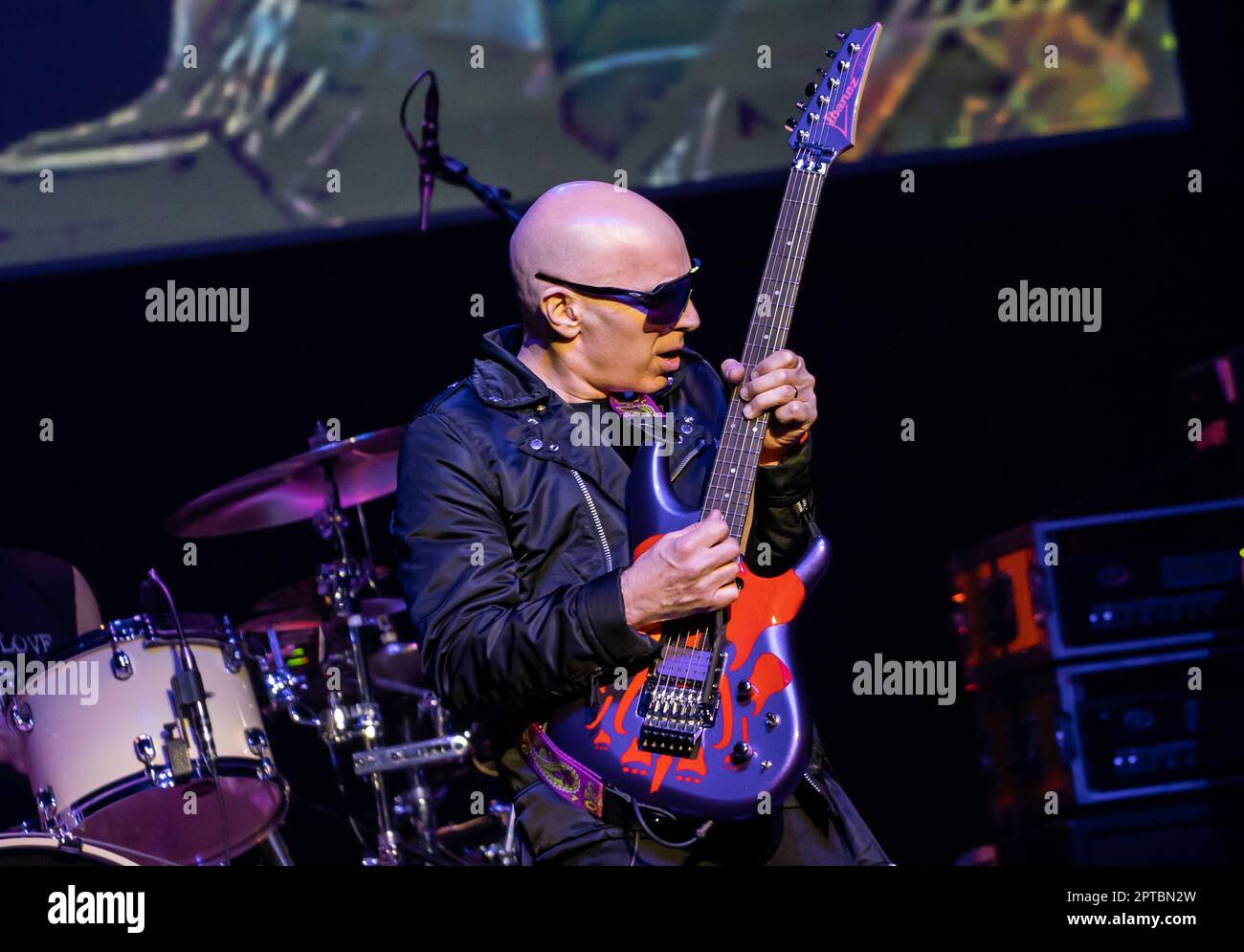 26 avril 2023, Naples, Naples, Italie: Joe Satriani au théâtre Augusteo de Naples (Italie) 2 heures de concert avec son groupe, Kenny Aronoffs (batterie), Bryan BellerÂ (basse), et Rai ThistlethwayteÂ (claviers)..Joe Satriani est l'une des figures les plus prestigieuses dans l'histoire de la musique rock, un véritable pionnier, En plus d'un exemple de style pour tous ceux qui ont été inspirés par lui, Satriani est l'un des musiciens les plus acclamés dans le monde, guitariste américain, compositeur, auteur-compositeur, multiple Grammy Award nominé, originaire de l'âge d'or des guitaristes, le 80s..Born à long Island Banque D'Images