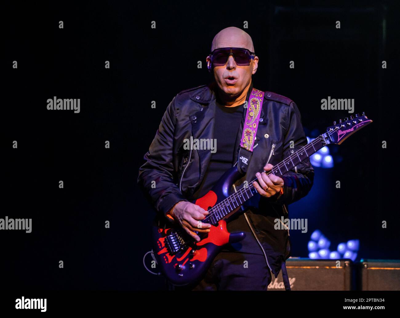 26 avril 2023, Naples, Naples, Italie: Joe Satriani au théâtre Augusteo de Naples (Italie) 2 heures de concert avec son groupe, Kenny Aronoffs (batterie), Bryan BellerÂ (basse), et Rai ThistlethwayteÂ (claviers)..Joe Satriani est l'une des figures les plus prestigieuses dans l'histoire de la musique rock, un véritable pionnier, En plus d'un exemple de style pour tous ceux qui ont été inspirés par lui, Satriani est l'un des musiciens les plus acclamés dans le monde, guitariste américain, compositeur, auteur-compositeur, multiple Grammy Award nominé, originaire de l'âge d'or des guitaristes, le 80s..Born à long Island Banque D'Images