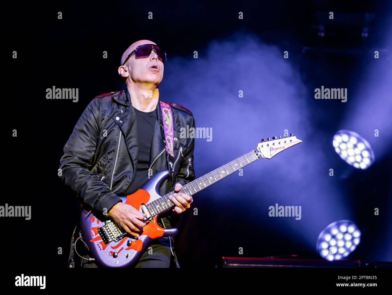 26 avril 2023, Naples, Naples, Italie: Joe Satriani au théâtre Augusteo de Naples (Italie) 2 heures de concert avec son groupe, Kenny Aronoffs (batterie), Bryan BellerÂ (basse), et Rai ThistlethwayteÂ (claviers)..Joe Satriani est l'une des figures les plus prestigieuses dans l'histoire de la musique rock, un véritable pionnier, En plus d'un exemple de style pour tous ceux qui ont été inspirés par lui, Satriani est l'un des musiciens les plus acclamés dans le monde, guitariste américain, compositeur, auteur-compositeur, multiple Grammy Award nominé, originaire de l'âge d'or des guitaristes, le 80s..Born à long Island Banque D'Images