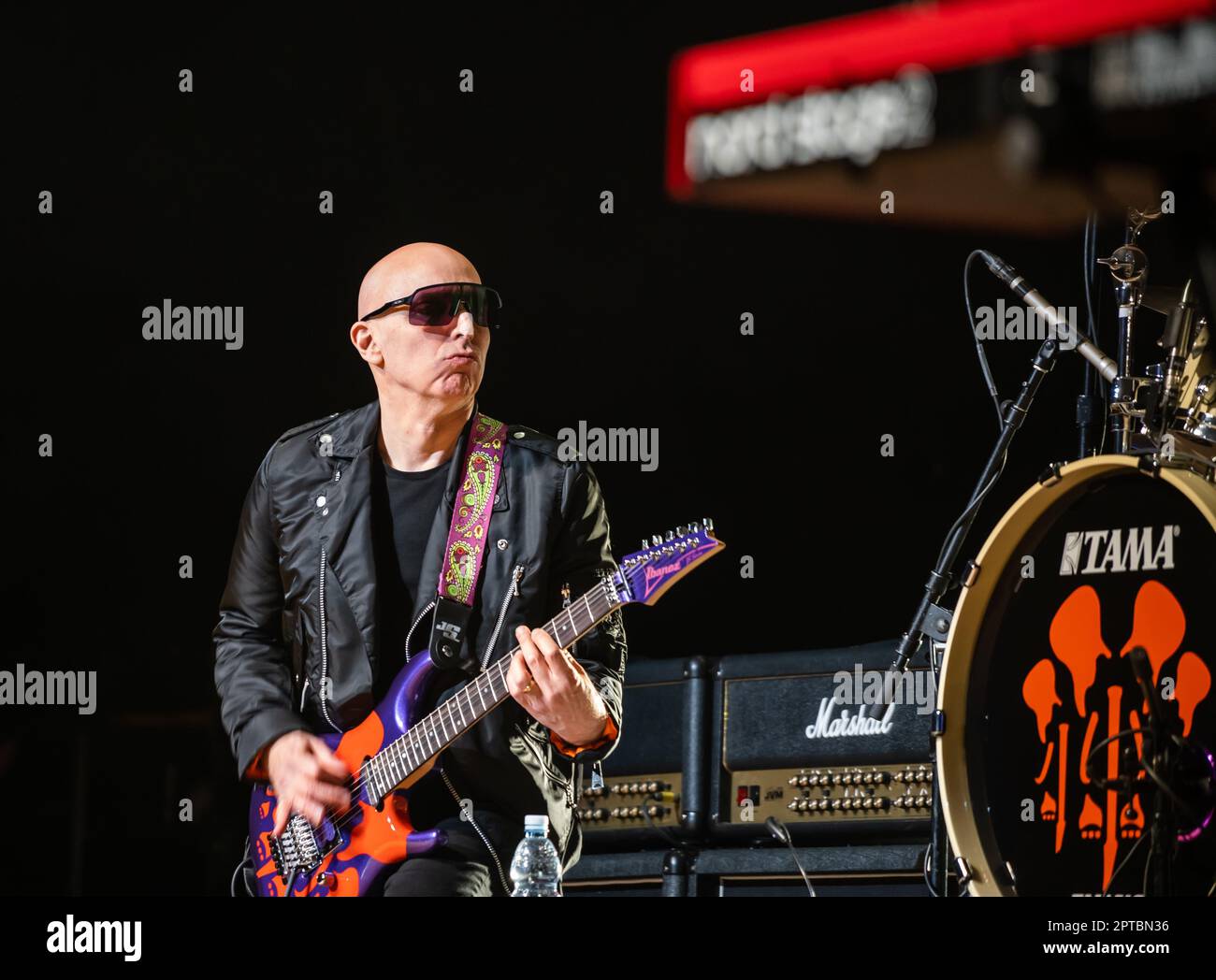 26 avril 2023, Naples, Naples, Italie: Joe Satriani au théâtre Augusteo de Naples (Italie) 2 heures de concert avec son groupe, Kenny Aronoffs (batterie), Bryan BellerÂ (basse), et Rai ThistlethwayteÂ (claviers)..Joe Satriani est l'une des figures les plus prestigieuses dans l'histoire de la musique rock, un véritable pionnier, En plus d'un exemple de style pour tous ceux qui ont été inspirés par lui, Satriani est l'un des musiciens les plus acclamés dans le monde, guitariste américain, compositeur, auteur-compositeur, multiple Grammy Award nominé, originaire de l'âge d'or des guitaristes, le 80s..Born à long Island Banque D'Images