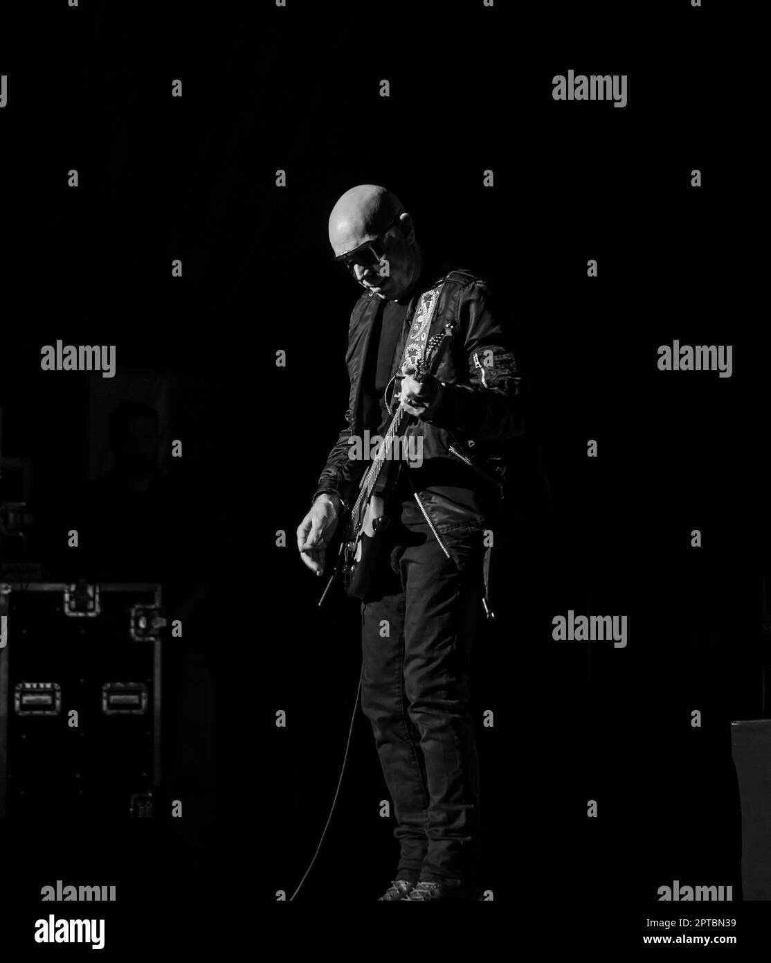 26 avril 2023, Naples, Naples, Italie: Joe Satriani au théâtre Augusteo de Naples (Italie) 2 heures de concert avec son groupe, Kenny Aronoffs (batterie), Bryan BellerÂ (basse), et Rai ThistlethwayteÂ (claviers)..Joe Satriani est l'une des figures les plus prestigieuses dans l'histoire de la musique rock, un véritable pionnier, En plus d'un exemple de style pour tous ceux qui ont été inspirés par lui, Satriani est l'un des musiciens les plus acclamés dans le monde, guitariste américain, compositeur, auteur-compositeur, multiple Grammy Award nominé, originaire de l'âge d'or des guitaristes, le 80s..Born à long Island Banque D'Images