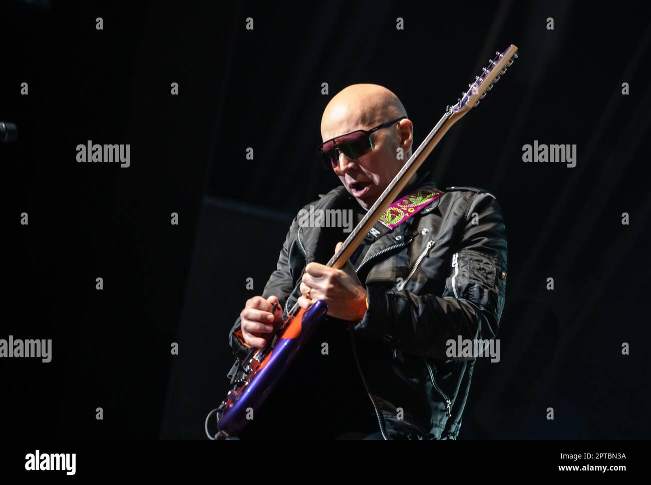 26 avril 2023, Naples, Naples, Italie: Joe Satriani au théâtre Augusteo de Naples (Italie) 2 heures de concert avec son groupe, Kenny Aronoffs (batterie), Bryan BellerÂ (basse), et Rai ThistlethwayteÂ (claviers)..Joe Satriani est l'une des figures les plus prestigieuses dans l'histoire de la musique rock, un véritable pionnier, En plus d'un exemple de style pour tous ceux qui ont été inspirés par lui, Satriani est l'un des musiciens les plus acclamés dans le monde, guitariste américain, compositeur, auteur-compositeur, multiple Grammy Award nominé, originaire de l'âge d'or des guitaristes, le 80s..Born à long Island Banque D'Images