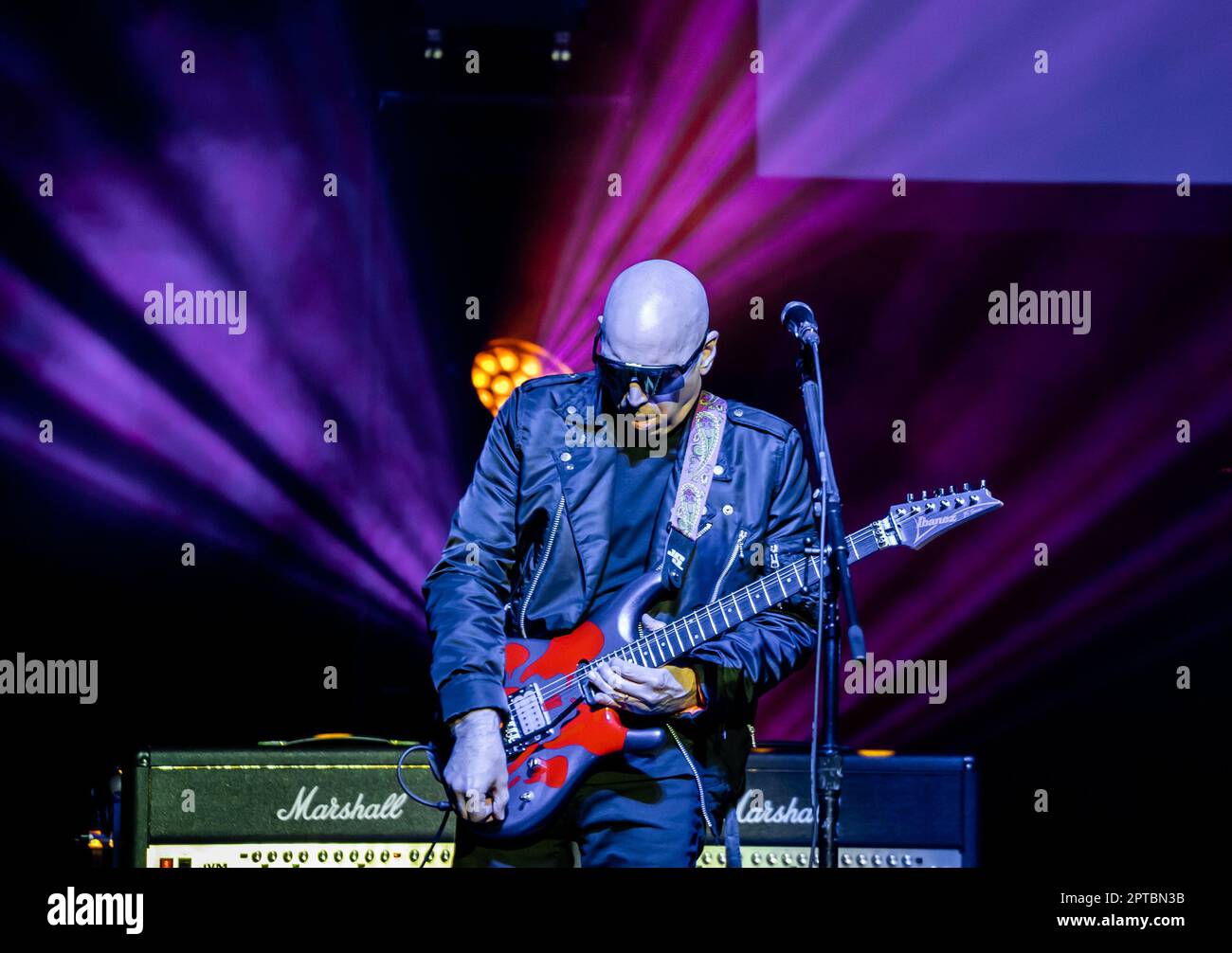 26 avril 2023, Naples, Naples, Italie: Joe Satriani au théâtre Augusteo de Naples (Italie) 2 heures de concert avec son groupe, Kenny Aronoffs (batterie), Bryan BellerÂ (basse), et Rai ThistlethwayteÂ (claviers)..Joe Satriani est l'une des figures les plus prestigieuses dans l'histoire de la musique rock, un véritable pionnier, En plus d'un exemple de style pour tous ceux qui ont été inspirés par lui, Satriani est l'un des musiciens les plus acclamés dans le monde, guitariste américain, compositeur, auteur-compositeur, multiple Grammy Award nominé, originaire de l'âge d'or des guitaristes, le 80s..Born à long Island Banque D'Images