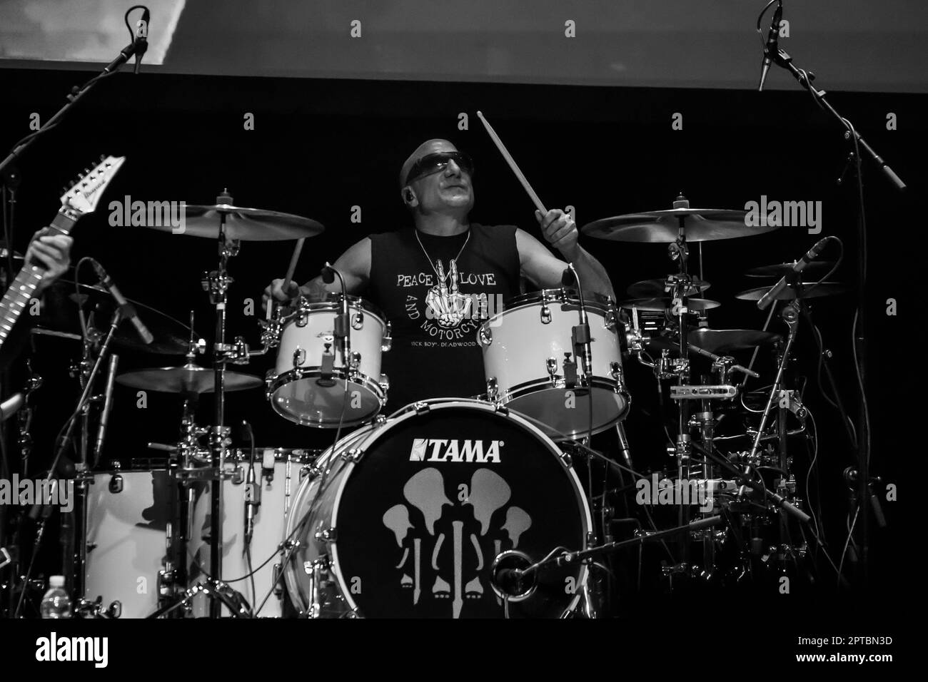 26 avril 2023, Naples, Naples, Italie: Joe Satriani au théâtre Augusteo de Naples (Italie) 2 heures de concert avec son groupe, Kenny Aronoffs (batterie), Bryan BellerÂ (basse), et Rai ThistlethwayteÂ (claviers)..Joe Satriani est l'une des figures les plus prestigieuses dans l'histoire de la musique rock, un véritable pionnier, En plus d'un exemple de style pour tous ceux qui ont été inspirés par lui, Satriani est l'un des musiciens les plus acclamés dans le monde, guitariste américain, compositeur, auteur-compositeur, multiple Grammy Award nominé, originaire de l'âge d'or des guitaristes, le 80s..Born à long Island Banque D'Images