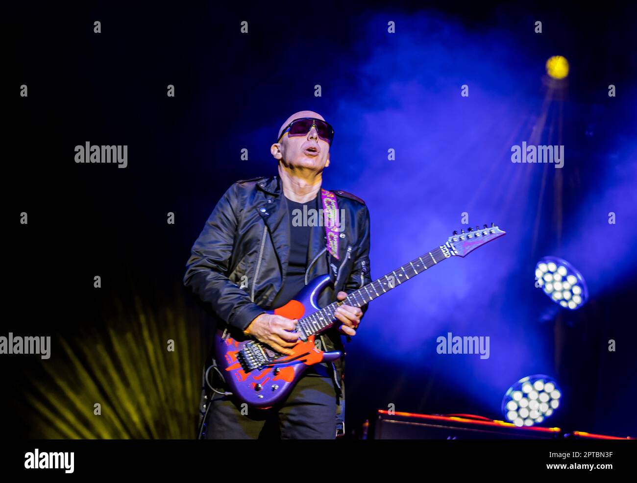 26 avril 2023, Naples, Naples, Italie: Joe Satriani au théâtre Augusteo de Naples (Italie) 2 heures de concert avec son groupe, Kenny Aronoffs (batterie), Bryan BellerÂ (basse), et Rai ThistlethwayteÂ (claviers)..Joe Satriani est l'une des figures les plus prestigieuses dans l'histoire de la musique rock, un véritable pionnier, En plus d'un exemple de style pour tous ceux qui ont été inspirés par lui, Satriani est l'un des musiciens les plus acclamés dans le monde, guitariste américain, compositeur, auteur-compositeur, multiple Grammy Award nominé, originaire de l'âge d'or des guitaristes, le 80s..Born à long Island Banque D'Images