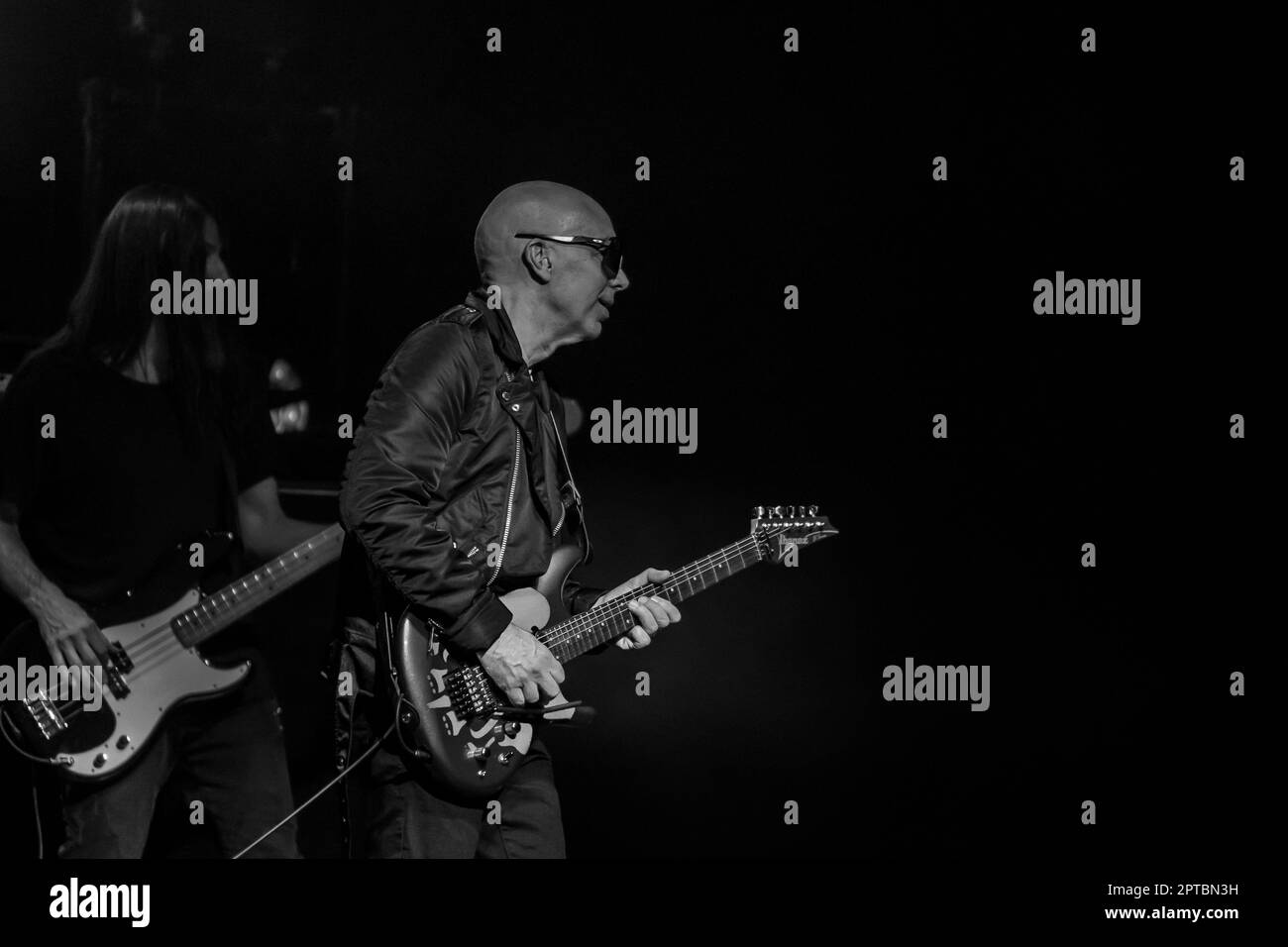 26 avril 2023, Naples, Naples, Italie: Joe Satriani au théâtre Augusteo de Naples (Italie) 2 heures de concert avec son groupe, Kenny Aronoffs (batterie), Bryan BellerÂ (basse), et Rai ThistlethwayteÂ (claviers)..Joe Satriani est l'une des figures les plus prestigieuses dans l'histoire de la musique rock, un véritable pionnier, En plus d'un exemple de style pour tous ceux qui ont été inspirés par lui, Satriani est l'un des musiciens les plus acclamés dans le monde, guitariste américain, compositeur, auteur-compositeur, multiple Grammy Award nominé, originaire de l'âge d'or des guitaristes, le 80s..Born à long Island Banque D'Images