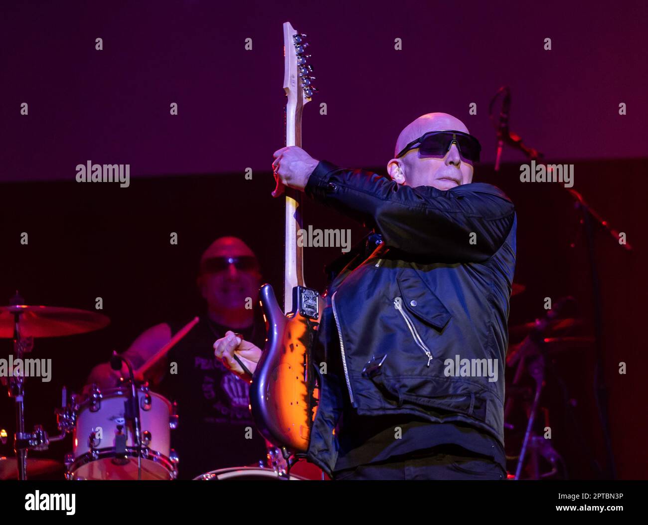 26 avril 2023, Naples, Naples, Italie: Joe Satriani au théâtre Augusteo de Naples (Italie) 2 heures de concert avec son groupe, Kenny Aronoffs (batterie), Bryan BellerÂ (basse), et Rai ThistlethwayteÂ (claviers)..Joe Satriani est l'une des figures les plus prestigieuses dans l'histoire de la musique rock, un véritable pionnier, En plus d'un exemple de style pour tous ceux qui ont été inspirés par lui, Satriani est l'un des musiciens les plus acclamés dans le monde, guitariste américain, compositeur, auteur-compositeur, multiple Grammy Award nominé, originaire de l'âge d'or des guitaristes, le 80s..Born à long Island Banque D'Images
