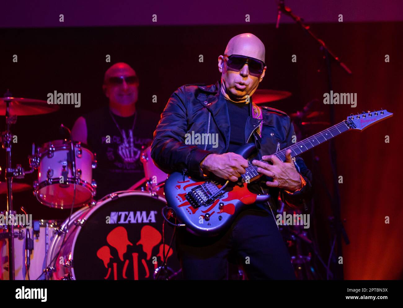 26 avril 2023, Naples, Naples, Italie: Joe Satriani au théâtre Augusteo de Naples (Italie) 2 heures de concert avec son groupe, Kenny Aronoffs (batterie), Bryan BellerÂ (basse), et Rai ThistlethwayteÂ (claviers)..Joe Satriani est l'une des figures les plus prestigieuses dans l'histoire de la musique rock, un véritable pionnier, En plus d'un exemple de style pour tous ceux qui ont été inspirés par lui, Satriani est l'un des musiciens les plus acclamés dans le monde, guitariste américain, compositeur, auteur-compositeur, multiple Grammy Award nominé, originaire de l'âge d'or des guitaristes, le 80s..Born à long Island Banque D'Images