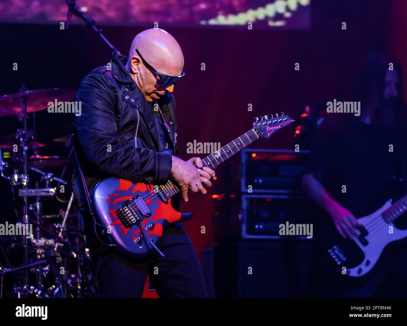 26 avril 2023, Naples, Naples, Italie: Joe Satriani au théâtre Augusteo de Naples (Italie) 2 heures de concert avec son groupe, Kenny Aronoffs (batterie), Bryan BellerÂ (basse), et Rai ThistlethwayteÂ (claviers)..Joe Satriani est l'une des figures les plus prestigieuses dans l'histoire de la musique rock, un véritable pionnier, En plus d'un exemple de style pour tous ceux qui ont été inspirés par lui, Satriani est l'un des musiciens les plus acclamés dans le monde, guitariste américain, compositeur, auteur-compositeur, multiple Grammy Award nominé, originaire de l'âge d'or des guitaristes, le 80s..Born à long Island Banque D'Images