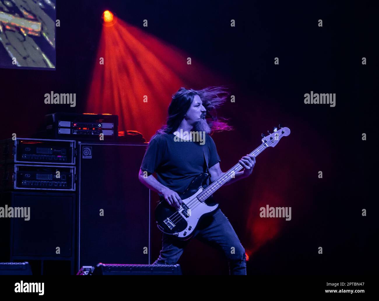 26 avril 2023, Naples, Naples, Italie: Joe Satriani au théâtre Augusteo de Naples (Italie) 2 heures de concert avec son groupe, Kenny Aronoffs (batterie), Bryan BellerÂ (basse), et Rai ThistlethwayteÂ (claviers)..Joe Satriani est l'une des figures les plus prestigieuses dans l'histoire de la musique rock, un véritable pionnier, En plus d'un exemple de style pour tous ceux qui ont été inspirés par lui, Satriani est l'un des musiciens les plus acclamés dans le monde, guitariste américain, compositeur, auteur-compositeur, multiple Grammy Award nominé, originaire de l'âge d'or des guitaristes, le 80s..Born à long Island Banque D'Images