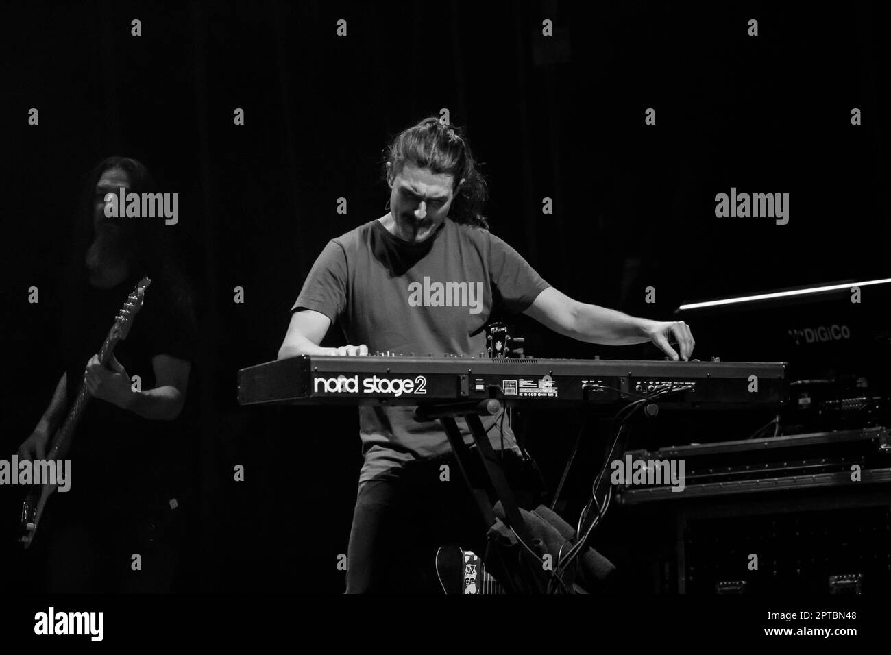 26 avril 2023, Naples, Naples, Italie: Joe Satriani au théâtre Augusteo de Naples (Italie) 2 heures de concert avec son groupe, Kenny Aronoffs (batterie), Bryan BellerÂ (basse), et Rai ThistlethwayteÂ (claviers)..Joe Satriani est l'une des figures les plus prestigieuses dans l'histoire de la musique rock, un véritable pionnier, En plus d'un exemple de style pour tous ceux qui ont été inspirés par lui, Satriani est l'un des musiciens les plus acclamés dans le monde, guitariste américain, compositeur, auteur-compositeur, multiple Grammy Award nominé, originaire de l'âge d'or des guitaristes, le 80s..Born à long Island Banque D'Images