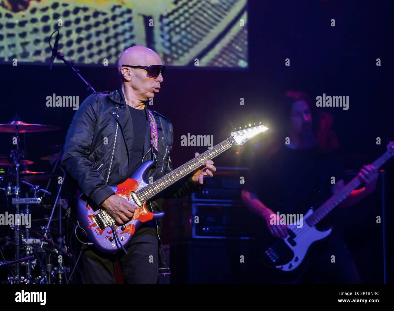 26 avril 2023, Naples, Naples, Italie: Joe Satriani au théâtre Augusteo de Naples (Italie) 2 heures de concert avec son groupe, Kenny Aronoffs (batterie), Bryan BellerÂ (basse), et Rai ThistlethwayteÂ (claviers)..Joe Satriani est l'une des figures les plus prestigieuses dans l'histoire de la musique rock, un véritable pionnier, En plus d'un exemple de style pour tous ceux qui ont été inspirés par lui, Satriani est l'un des musiciens les plus acclamés dans le monde, guitariste américain, compositeur, auteur-compositeur, multiple Grammy Award nominé, originaire de l'âge d'or des guitaristes, le 80s..Born à long Island Banque D'Images