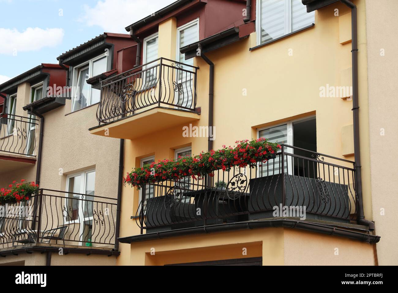 Belle vue sur le bâtiment avec balcons élégants Banque D'Images