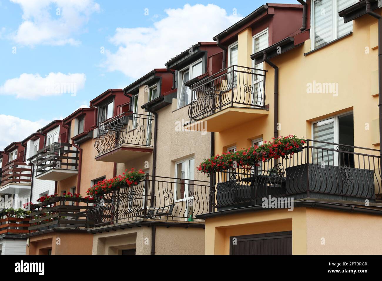 Belle vue sur le bâtiment avec balcons élégants Banque D'Images