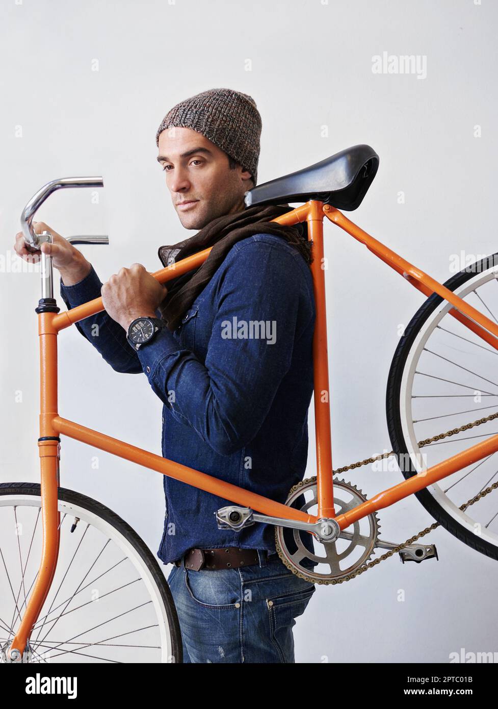 Je vais partout en vélo. un jeune homme branché portant son vélo Photo  Stock - Alamy