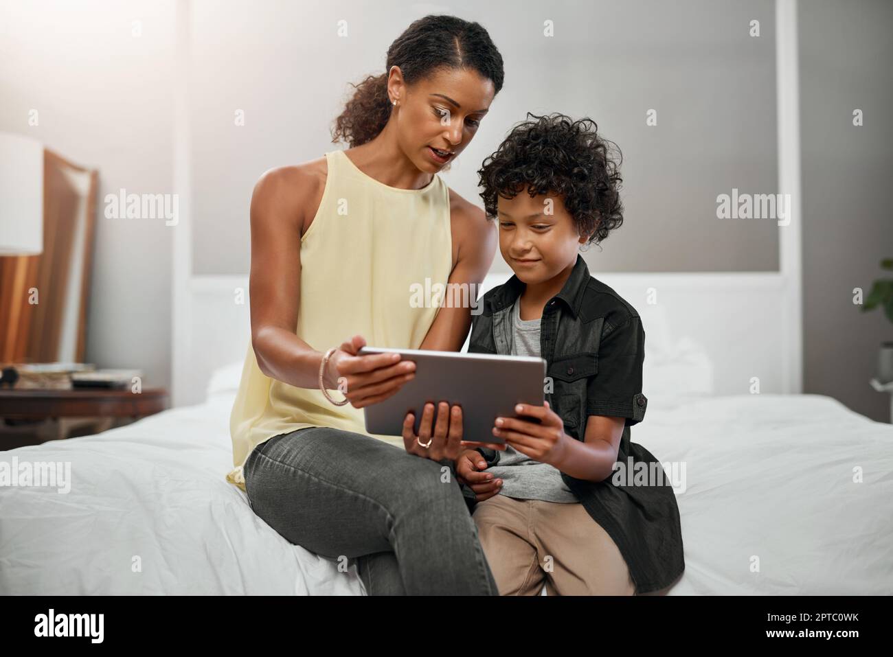 Je veux vous montrer quelque chose de cool. une mère et un fils utilisant  une tablette numérique ensemble à la maison Photo Stock - Alamy