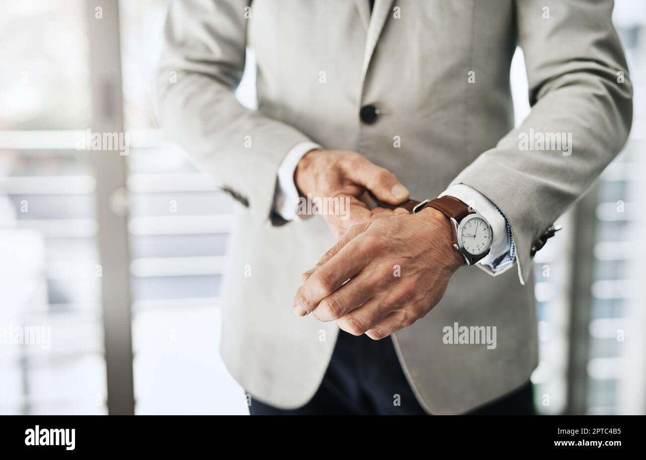 Je me demande quelle heure il est. un homme d'affaires méconnaissable  attachant une montre à son poignet à la maison pendant la journée Photo  Stock - Alamy