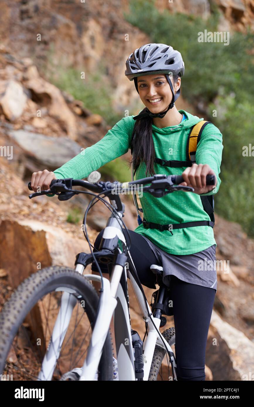 Remonter la montagne en v lo. Une jolie femme brunette VTT dans un