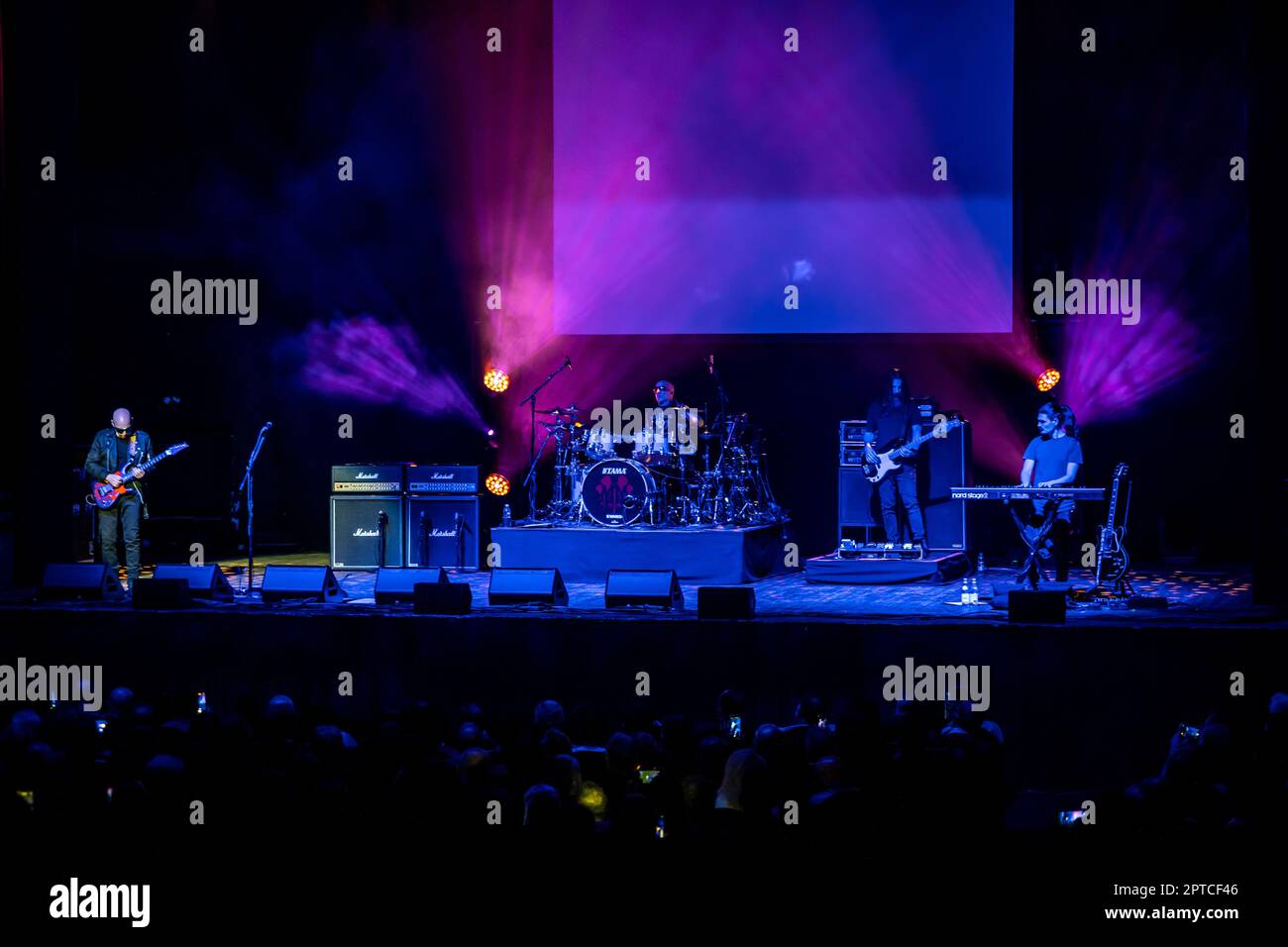26 avril 2023, Naples, Naples, Italie: Joe Satriani au théâtre Augusteo de Naples (Italie) 2 heures de concert avec son groupe, Kenny Aronoffs (batterie), Bryan BellerÂ (basse), et Rai ThistlethwayteÂ (claviers)..Joe Satriani est l'une des figures les plus prestigieuses dans l'histoire de la musique rock, un véritable pionnier, En plus d'un exemple de style pour tous ceux qui ont été inspirés par lui, Satriani est l'un des musiciens les plus acclamés dans le monde, guitariste américain, compositeur, auteur-compositeur, multiple Grammy Award nominé, originaire de l'âge d'or des guitaristes, le 80s..Born à long Island Banque D'Images