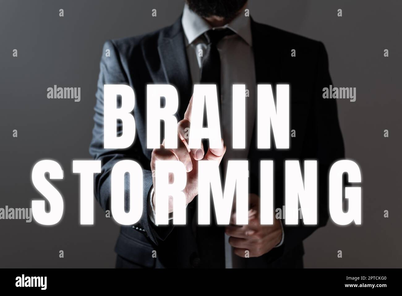 Inspiration montrant le signe Brain Storming, Word pour le support marketing à long terme pour un produit Marketing homme d'affaires en costume pointant avec un doigt sur Banque D'Images