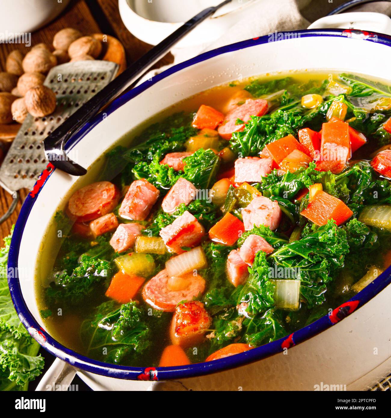 soupe de kale à l'automne avec saucisses et cubes de bacon Banque D'Images