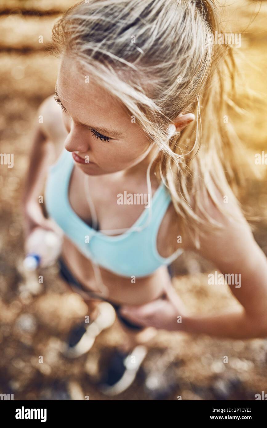 Inspiration pour la journée Fitness. une jeune femme écoutant de la musique avant son entraînement Banque D'Images